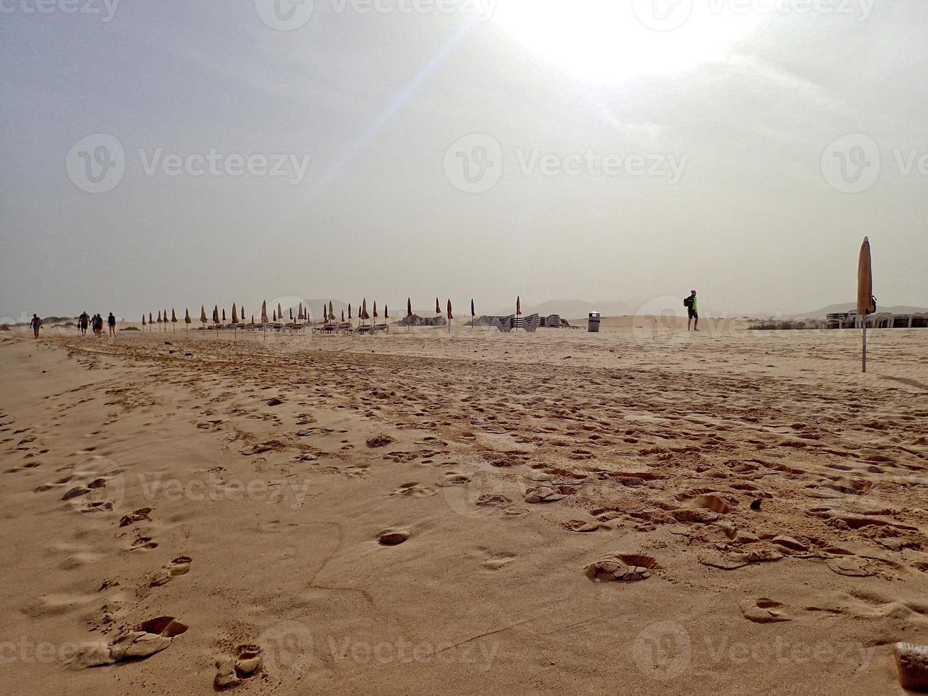 paisaje desde el Español canario isla fuerteventura con dunas y el Oceano foto