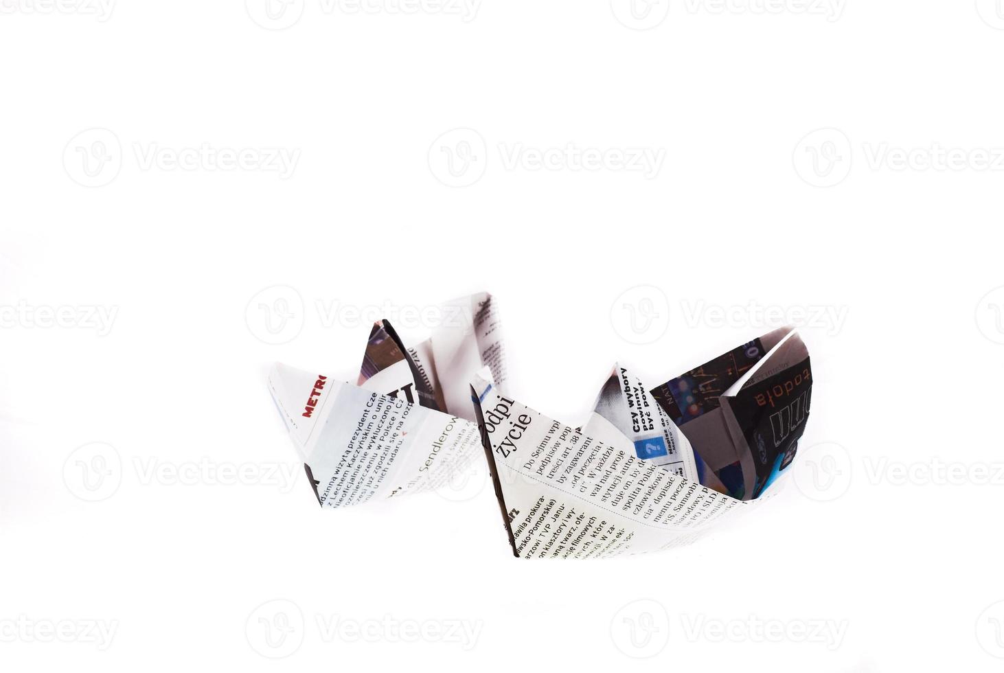 origami Embarcacion desde periódico en blanco antecedentes foto