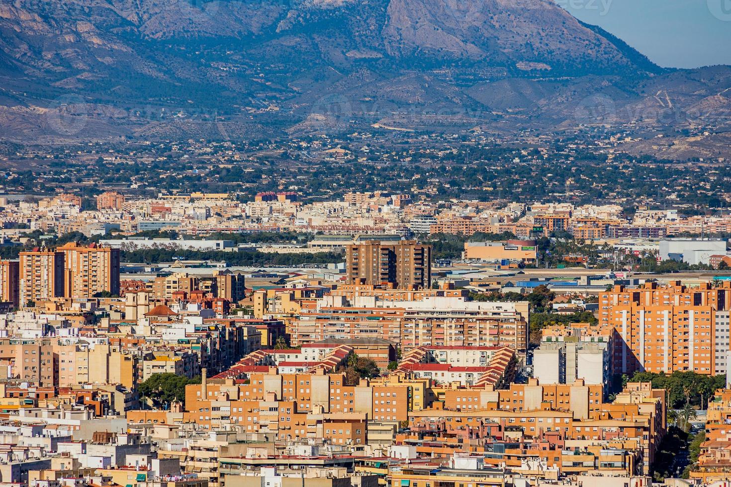 ver en un soleado día de el ciudad y vistoso edificios desde el punto de vista alicante España foto