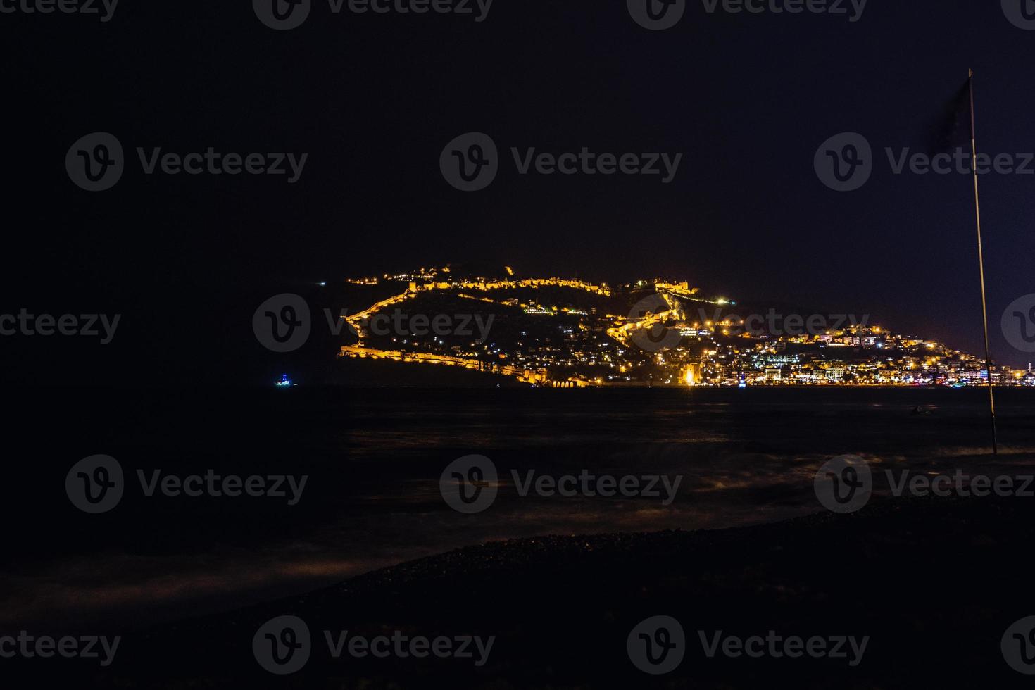 noche ver de el turco ciudad de Alanya con luces en el colina foto