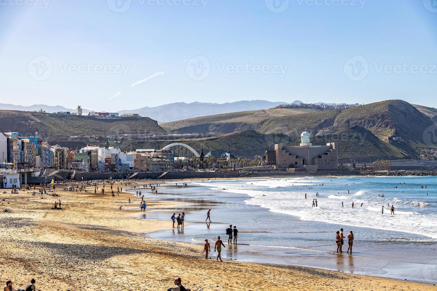 calentar playa paisaje en el capital en el Español canario isla gran canaria en un claro día foto