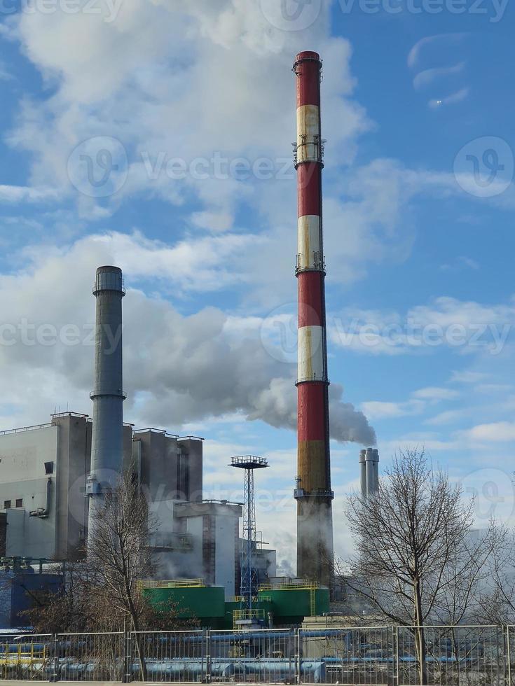 calor y poder planta en varsovia, Polonia con de fumar chimeneas en un invierno día foto