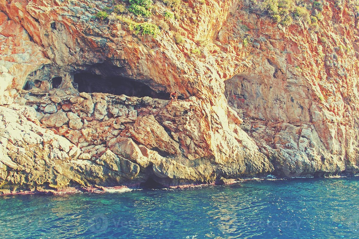 Mediterráneo paisaje y rocas en el turco ciudad de Alanya en un calentar verano tarde foto