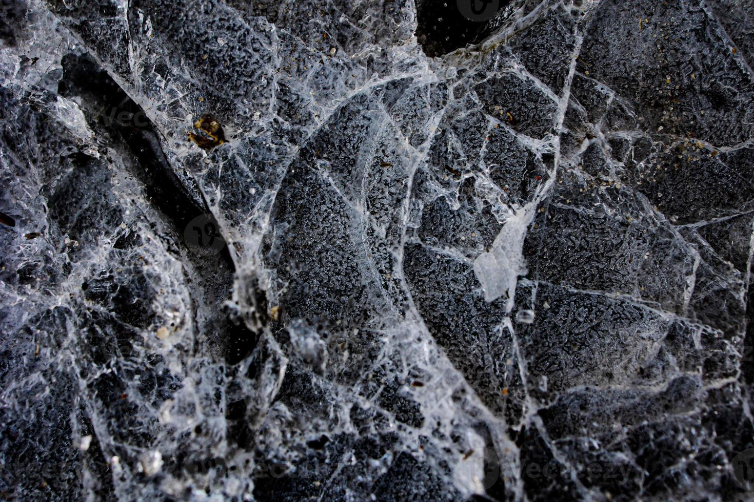 interesante resumen antecedentes con hielo de cerca en un congelado charco foto