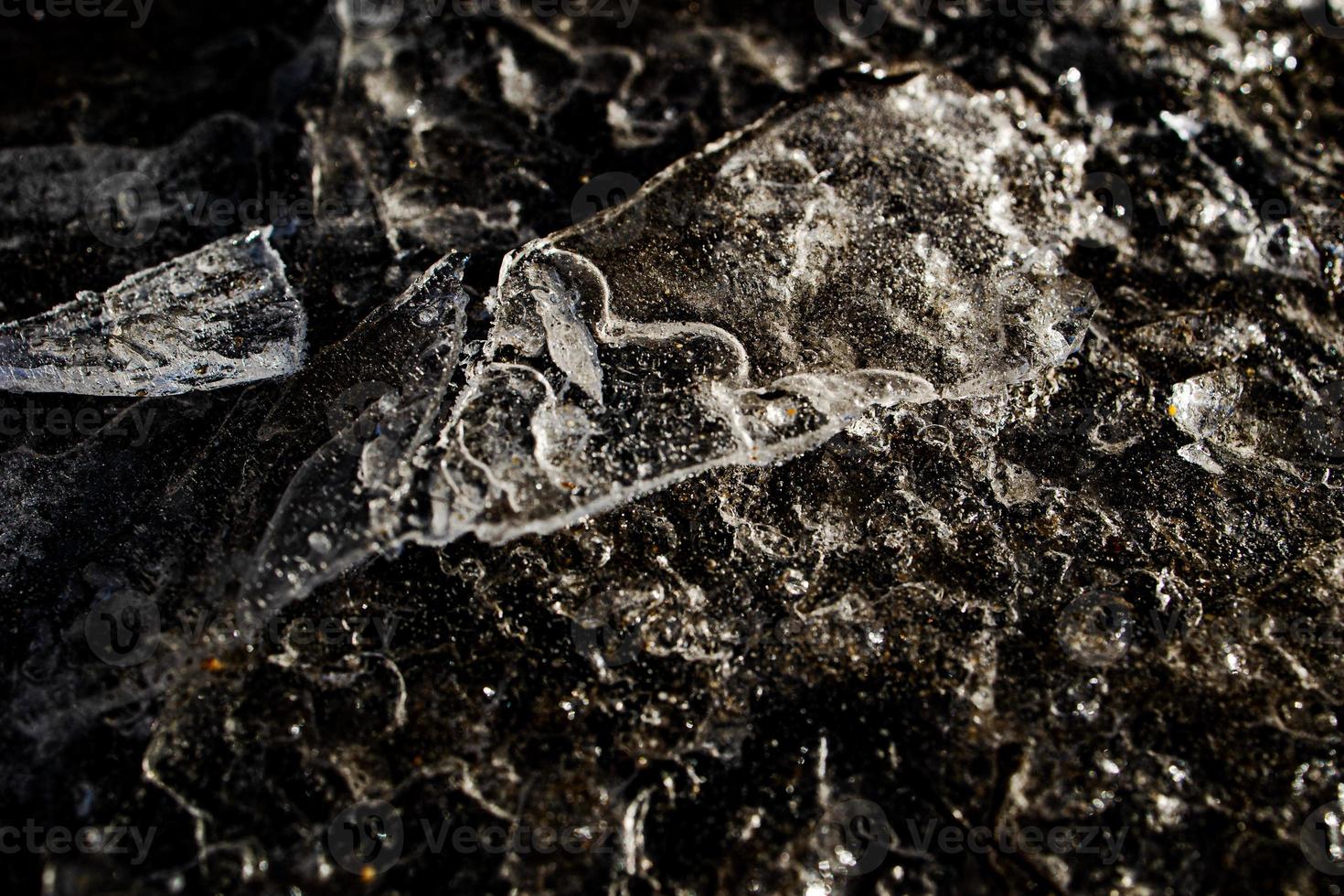 interesante resumen antecedentes con hielo de cerca en un congelado charco foto