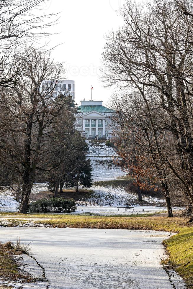 antiguo histórico invierno paisaje con Mirador en varsovia, Polonia en un soleado día foto