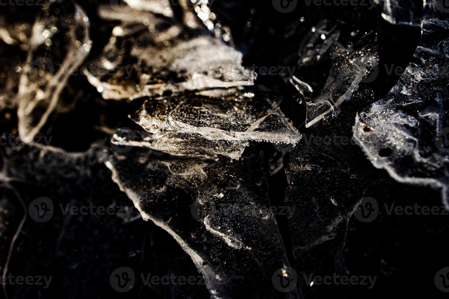 interesante resumen antecedentes con hielo de cerca en un congelado charco foto