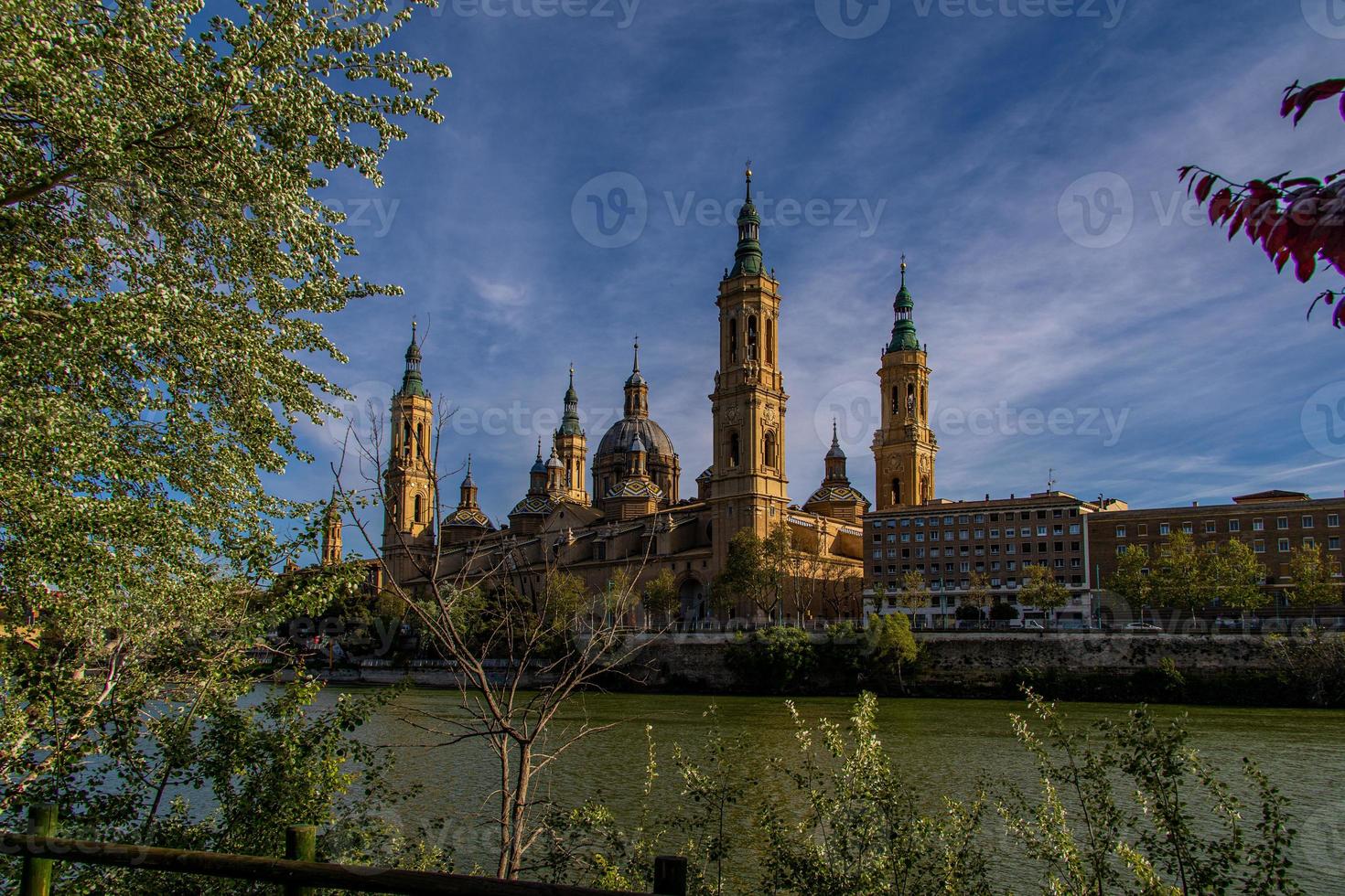 primavera urbano paisaje con pilar catedral en zaragoza, España y el ebro río foto