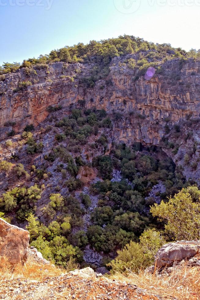 hermosa ver de el turco montañas cubierto con verde bosque en un verano día, foto