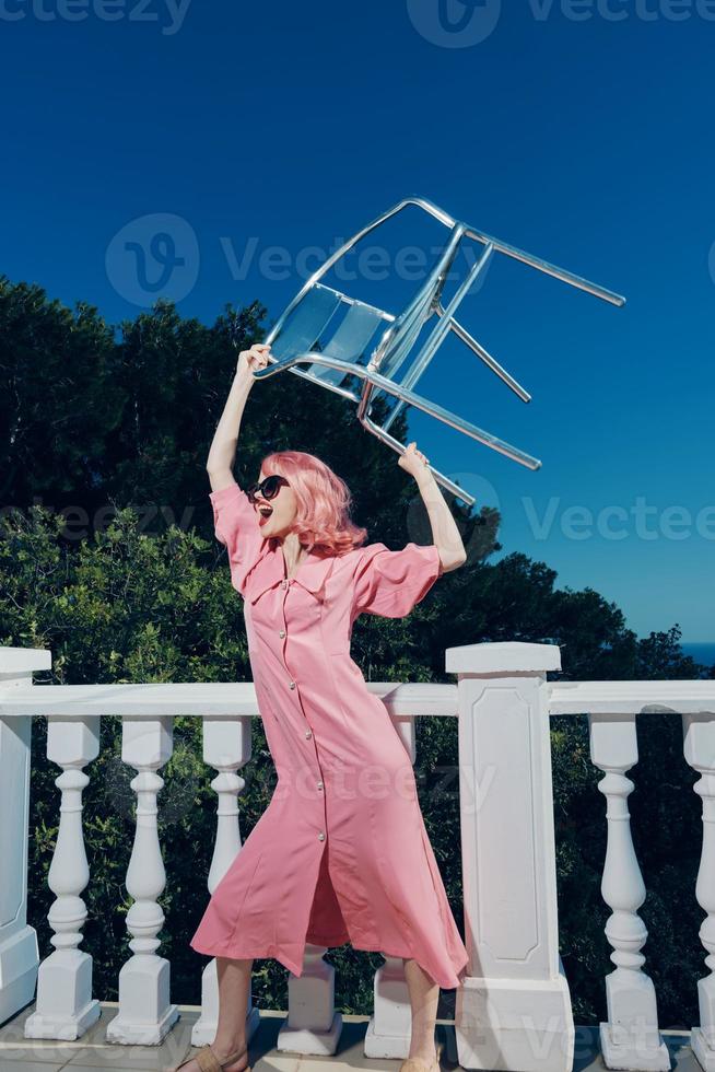 retrato de un joven hermosa mujer al aire libre Moda lujo posando estilo de vida foto