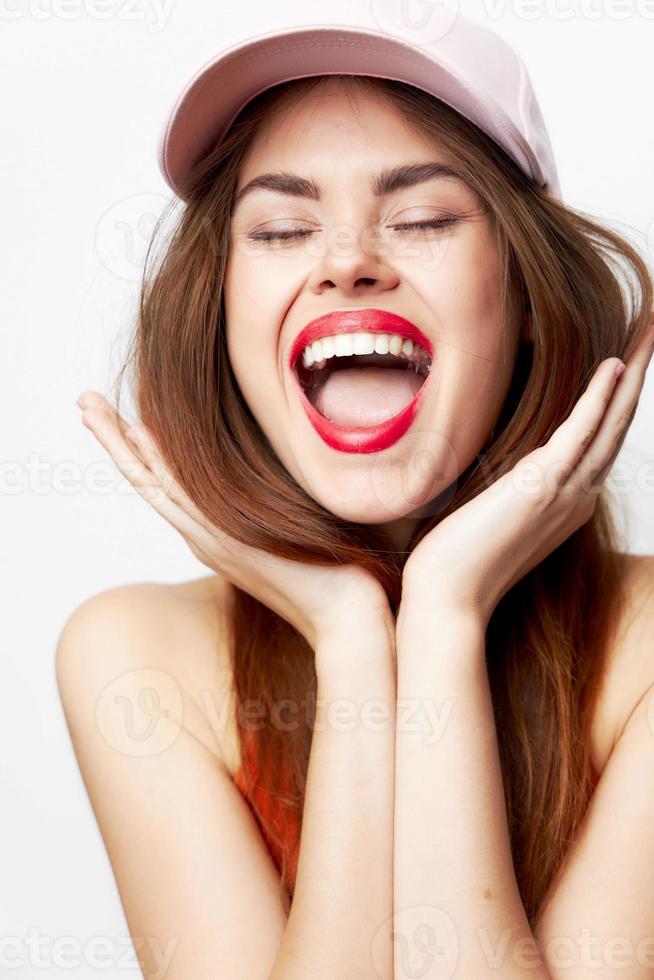 mujer con un gorra boca amplio abierto ojos cerrado emociones en su cabeza modelo foto