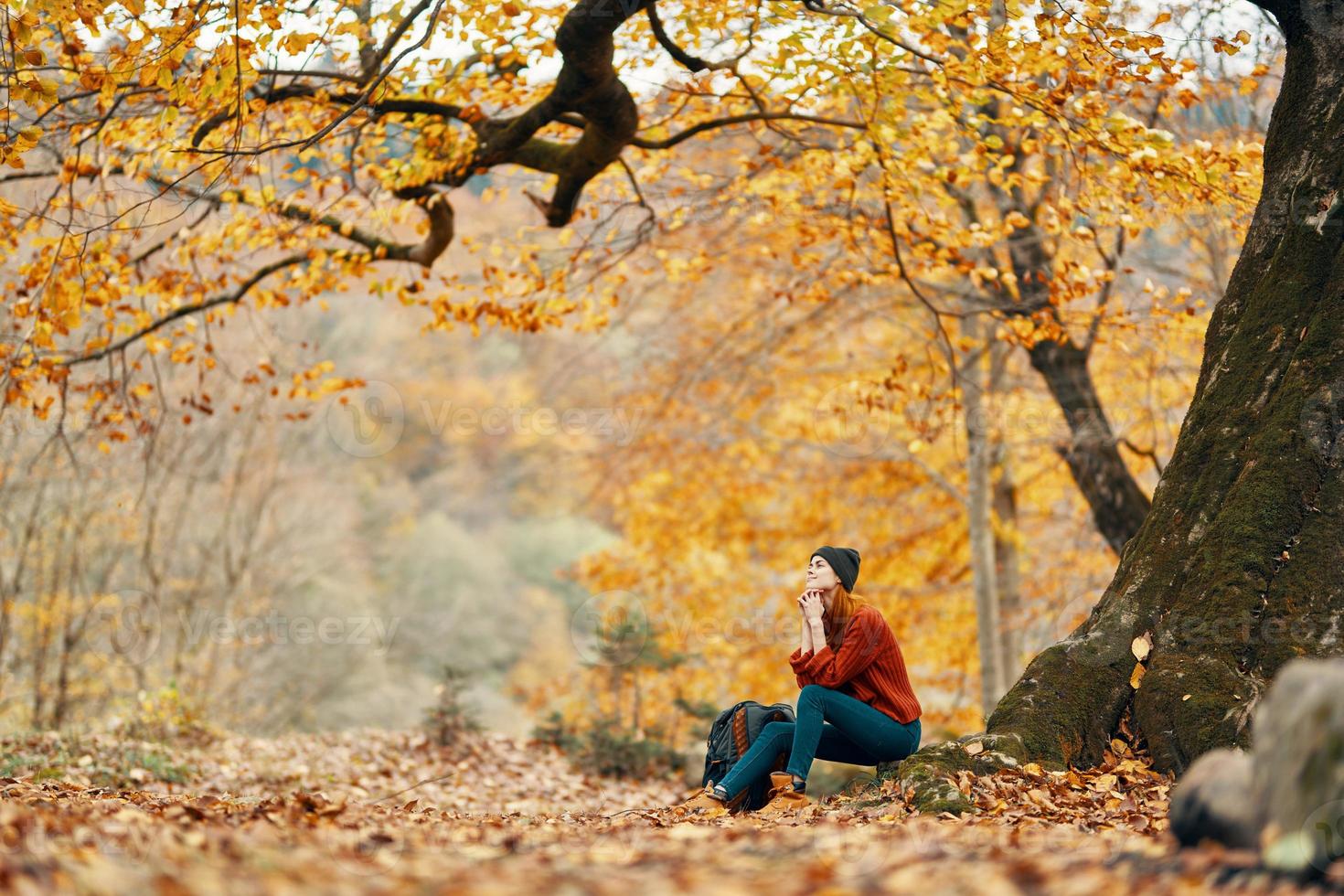 mujer en el parque paisaje que cae hojas viaje naturaleza otoño modelo mochila foto