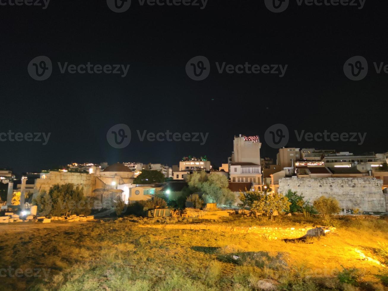 Atenas noche con Monastiraki cuadrado y antiguo plaka acrópolis colina en pie caminando explorador Grecia grande Talla alto calidad huellas dactilares foto