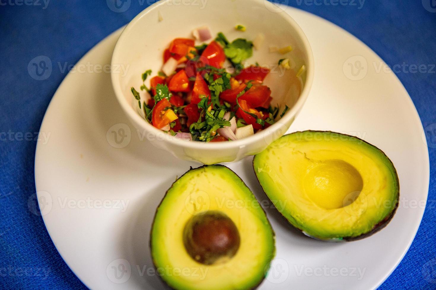 pico Delaware gallo y maduro aguacate foto