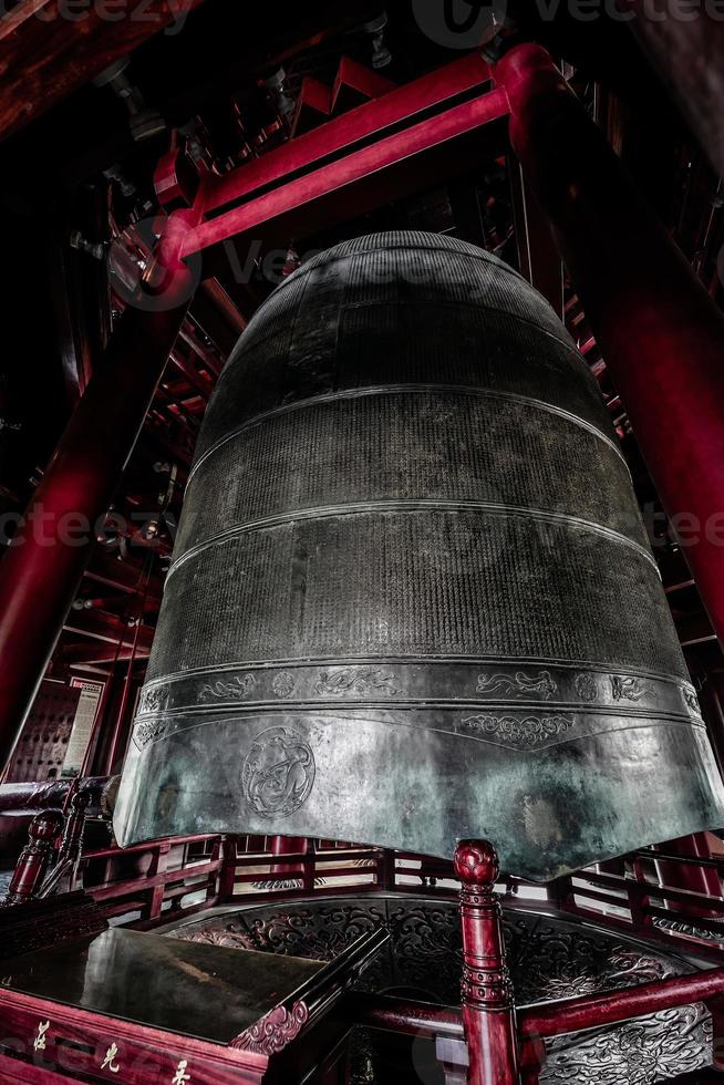 gigante grande campana en famoso templo foto