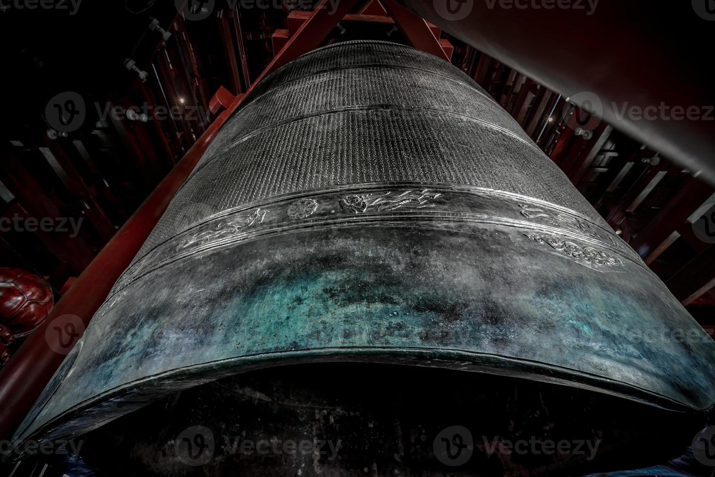 gigante grande campana en famoso templo foto