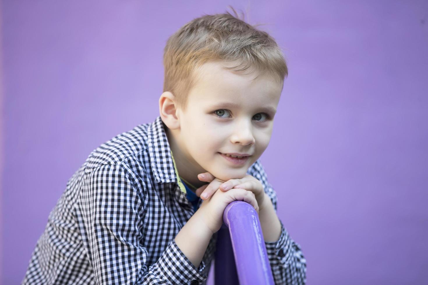 seis año antiguo chico. primario colegio alumno. preescolar niño en un púrpura antecedentes. foto