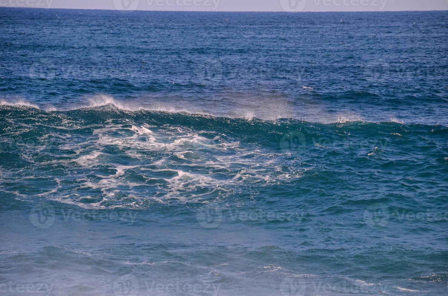 enormes olas del mar foto