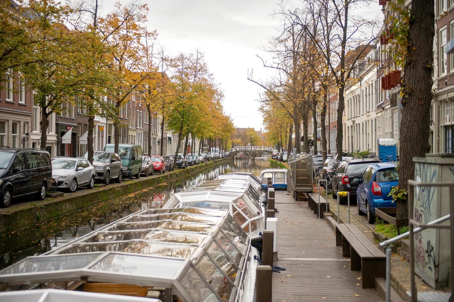 el Países Bajos, porcelana de Delft, octubre 2022. principal atracción en otoño. excursión barco foto