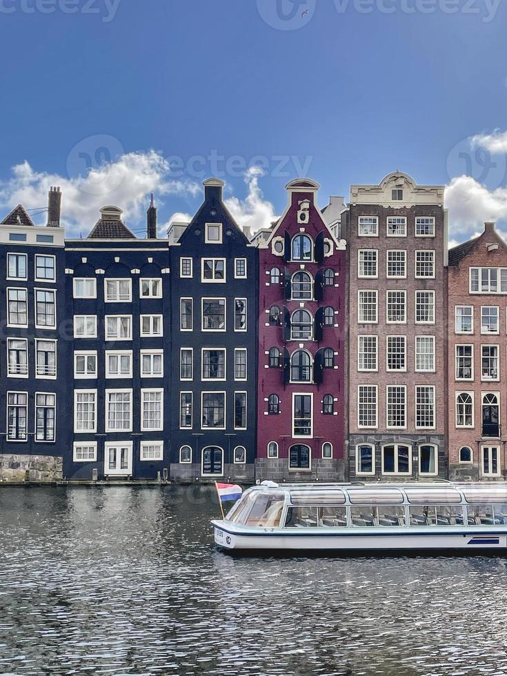 famoso casas a el Damrak, Ámsterdam, Países Bajos foto