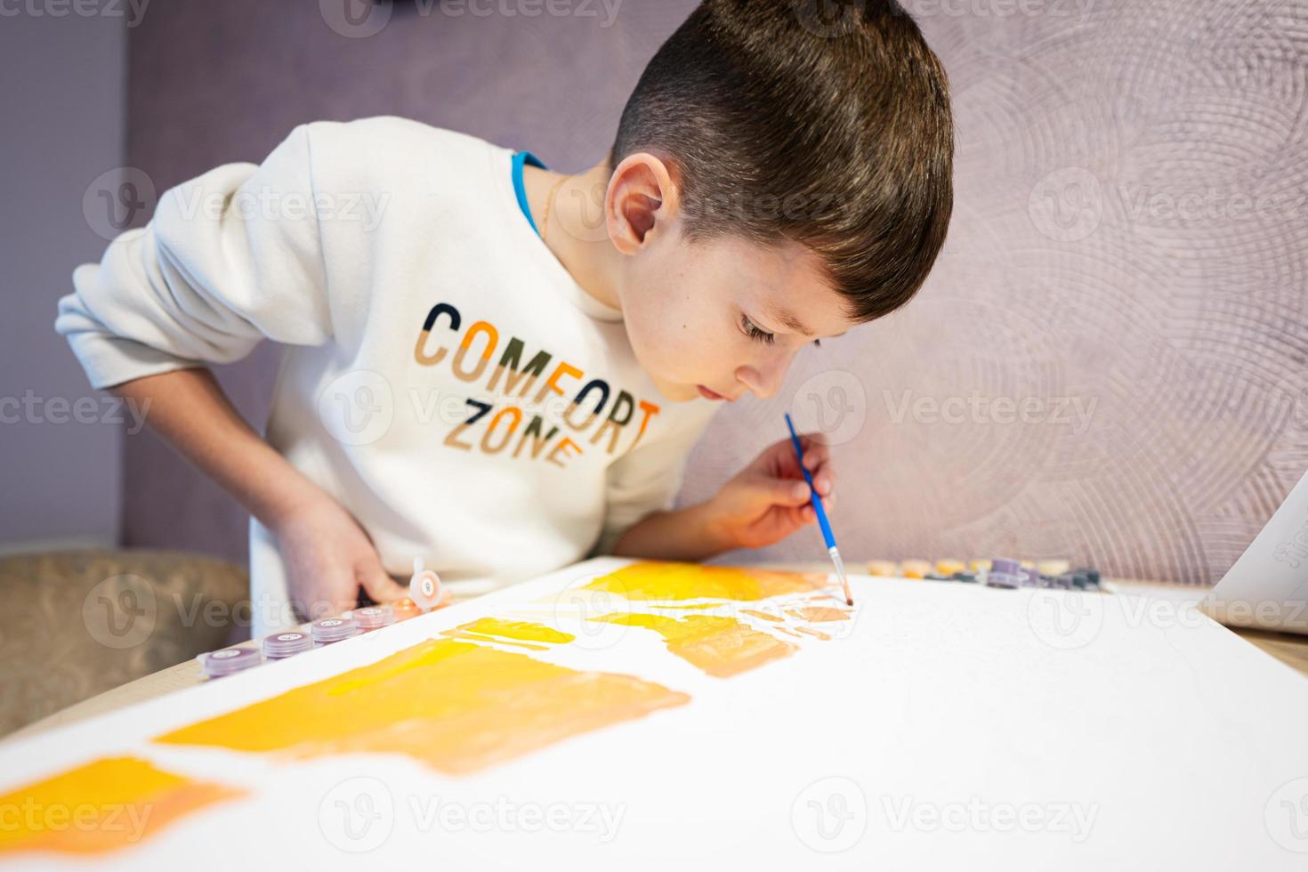 izquierda entregó chico es pintura por números con gouache a hogar.comodidad zona. foto