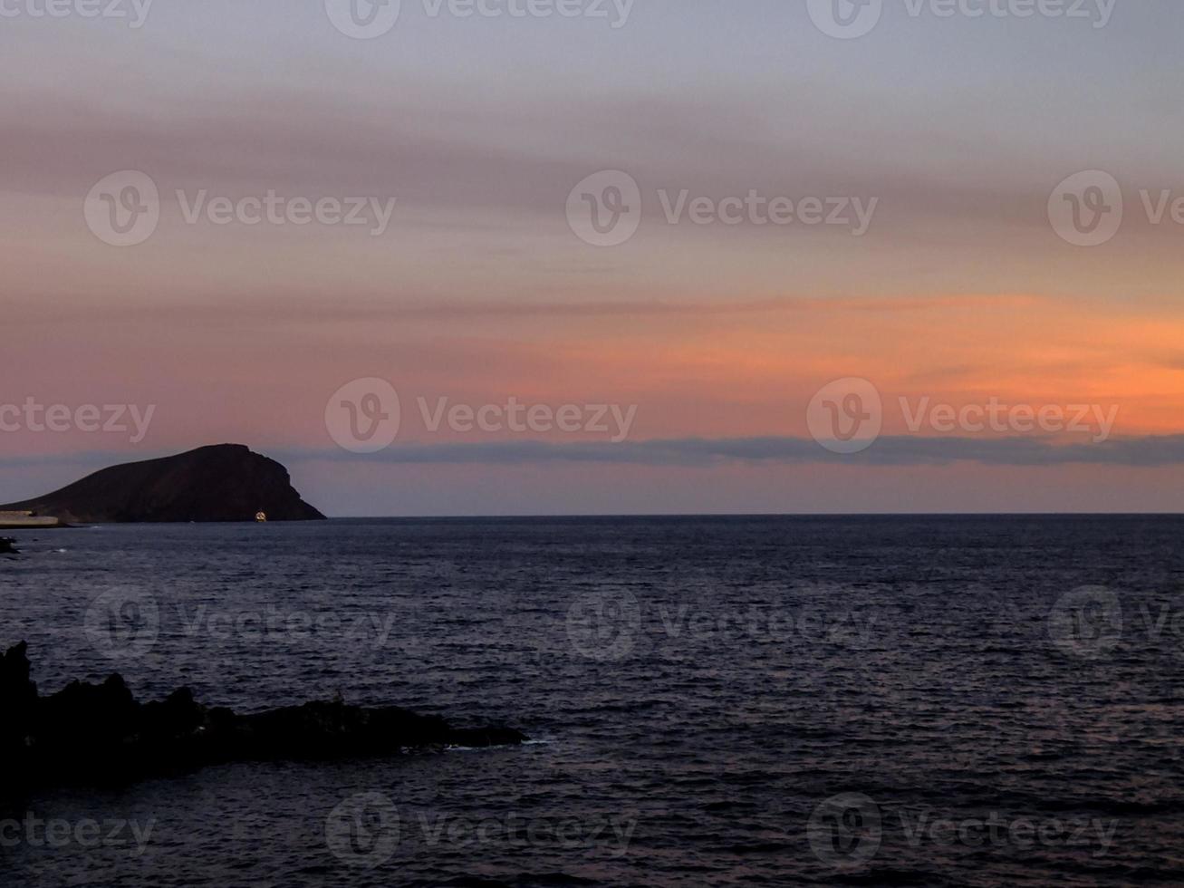 puesta de sol sobre el mar foto