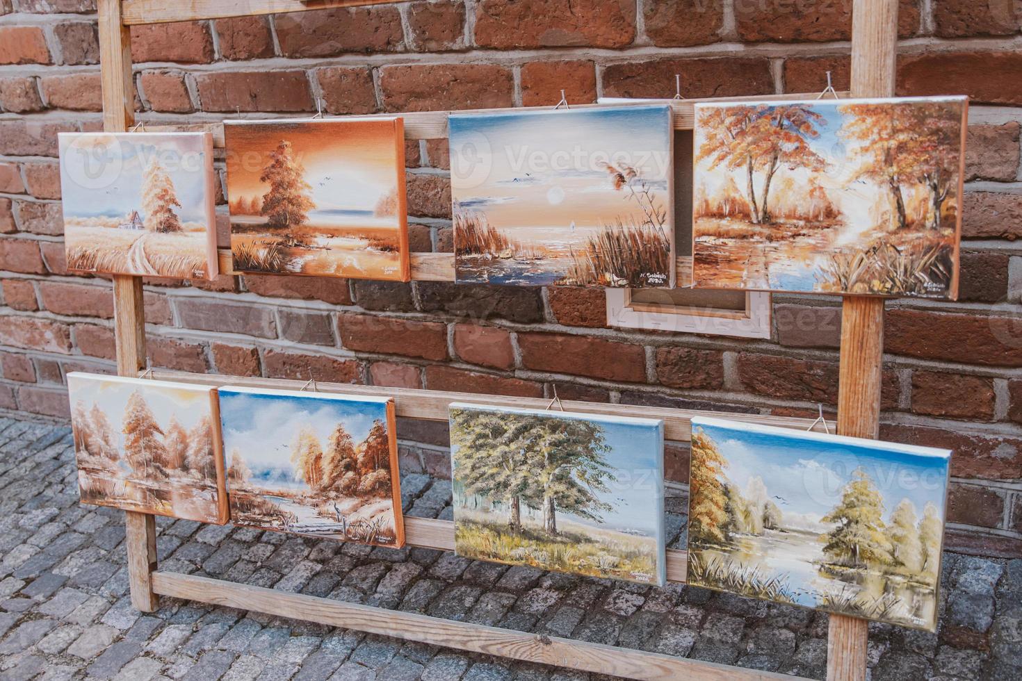 pinturas en lona demostración el antiguo pueblo de Varsovia en Polonia recuerdos desde Días festivos foto