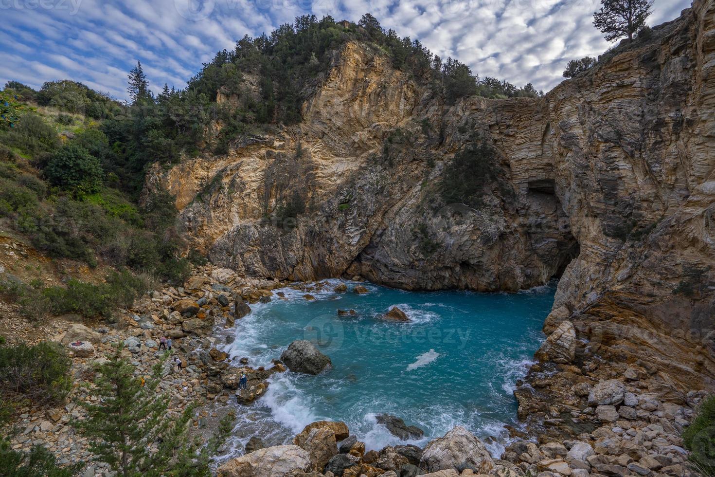 magnífico ver de el mar y Dom en el acantilados, natural piscina foto