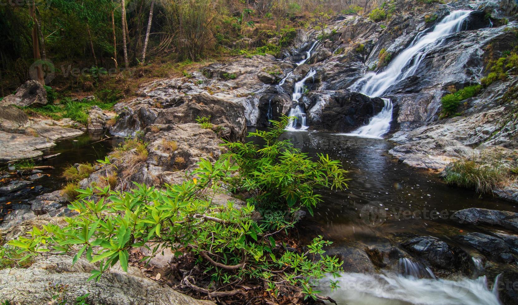 khlong nam lai cascada, hermosa cascadas en klong lan nacional parque de Tailandia foto