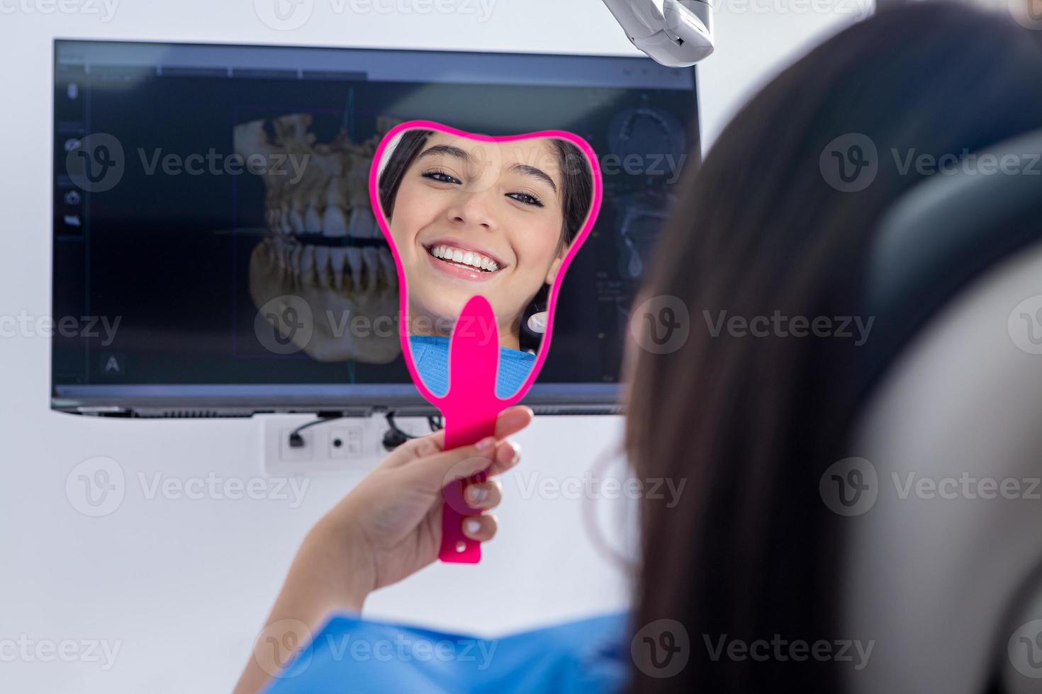 contento adolescente admirativo dientes en espejo foto