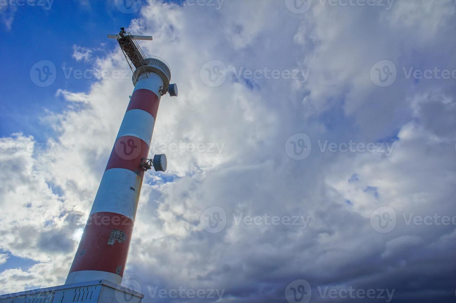 un blanco y rojo faro foto