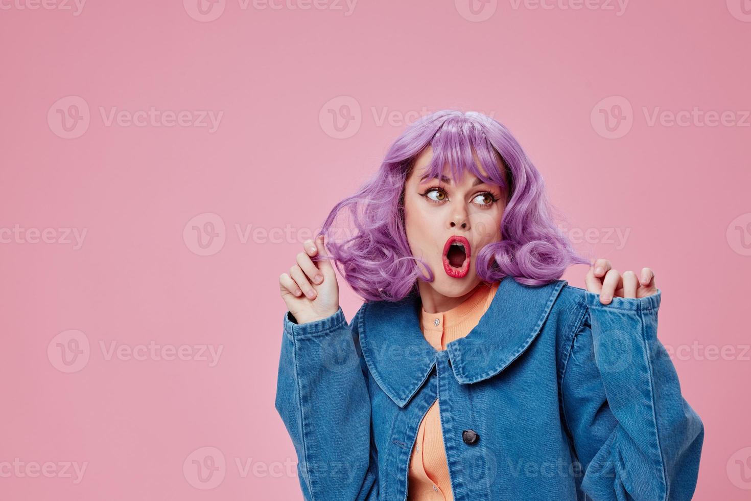 hermosa de moda niña ondulado púrpura pelo azul chaqueta emociones divertido estudio modelo inalterado foto