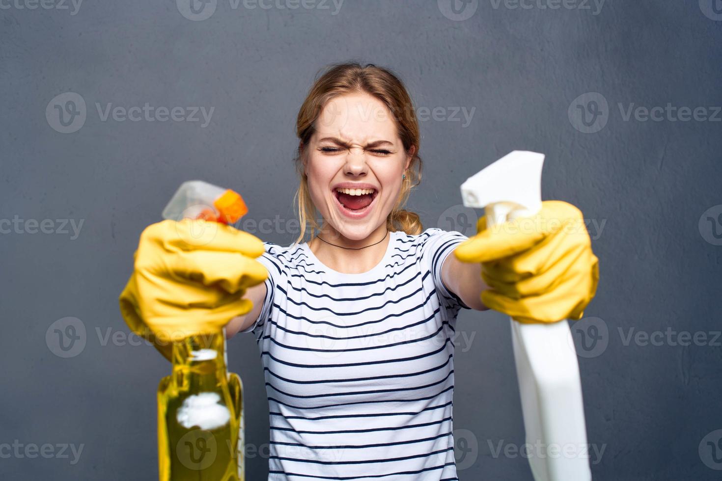 alegre mujer Proporcionar limpieza Servicio a hogar foto