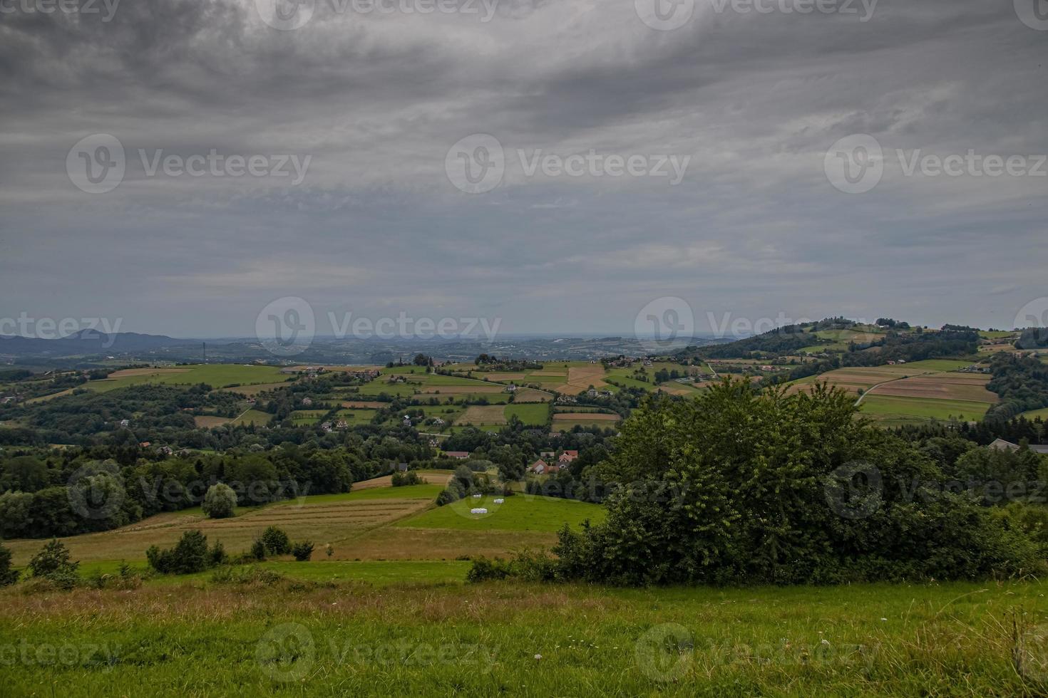 verano paisaje con polaco montañas en un nublado día foto