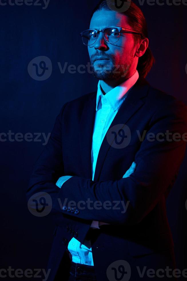 hermoso hombre en disfraz posando Moda con lentes estilo de vida modelo foto