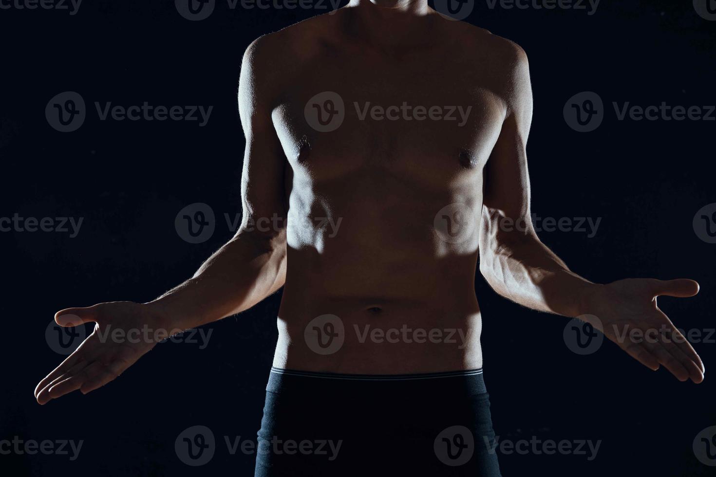 Deportes hombre con bombeado arriba abdominales rutina de ejercicio motivación oscuro antecedentes foto