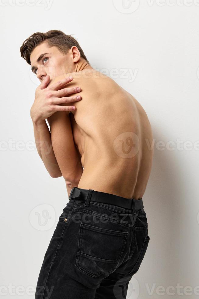 de moda hombre soportes con espalda desnudo torso posando estudio recortado ver foto