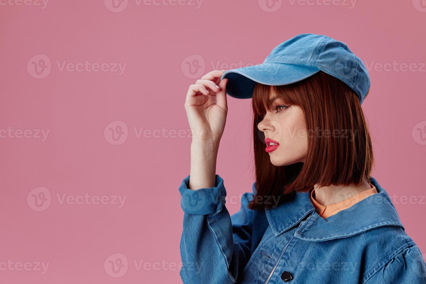 retrato de un encantador dama mezclilla ropa Moda posando gorra estudio modelo inalterado foto