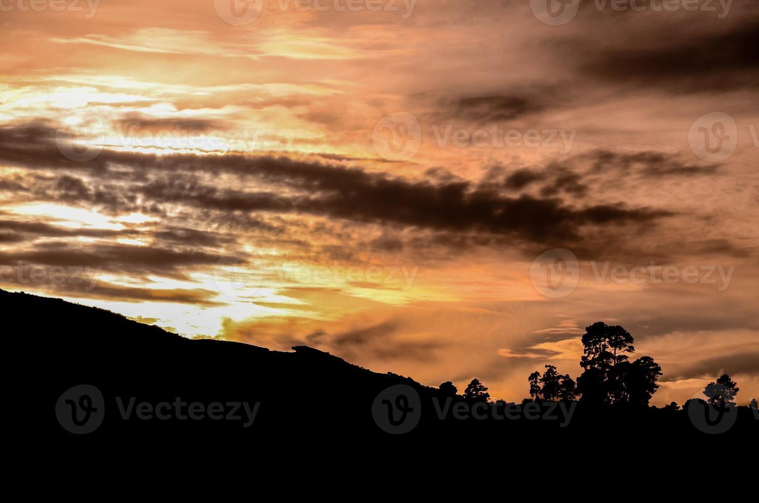 cielo colorido al atardecer foto