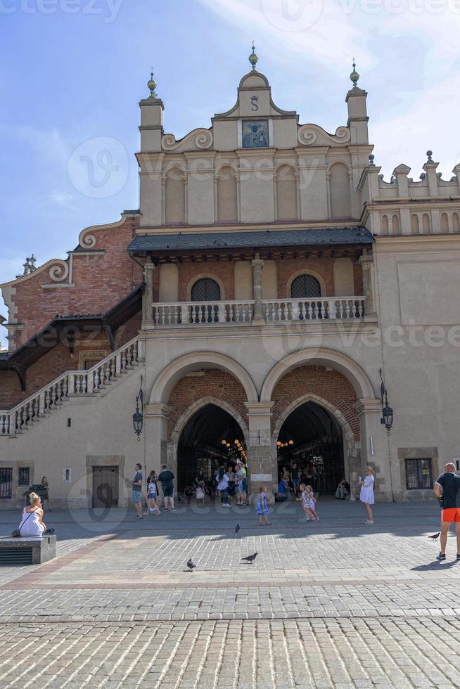 histórico antiguo pueblo cuadrado en Cracovia en un calentar verano fiesta día foto