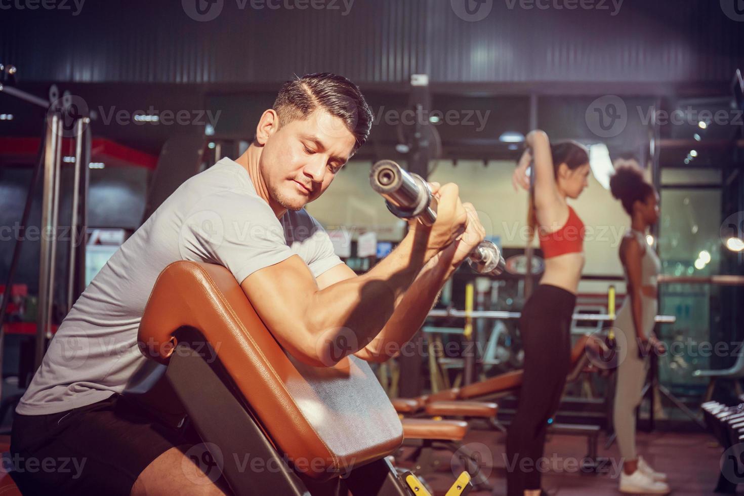 aptitud hombre levantamiento pesos en gimnasio aptitud física, grupo con pesa peso formación equipo en deporte gimnasio foto