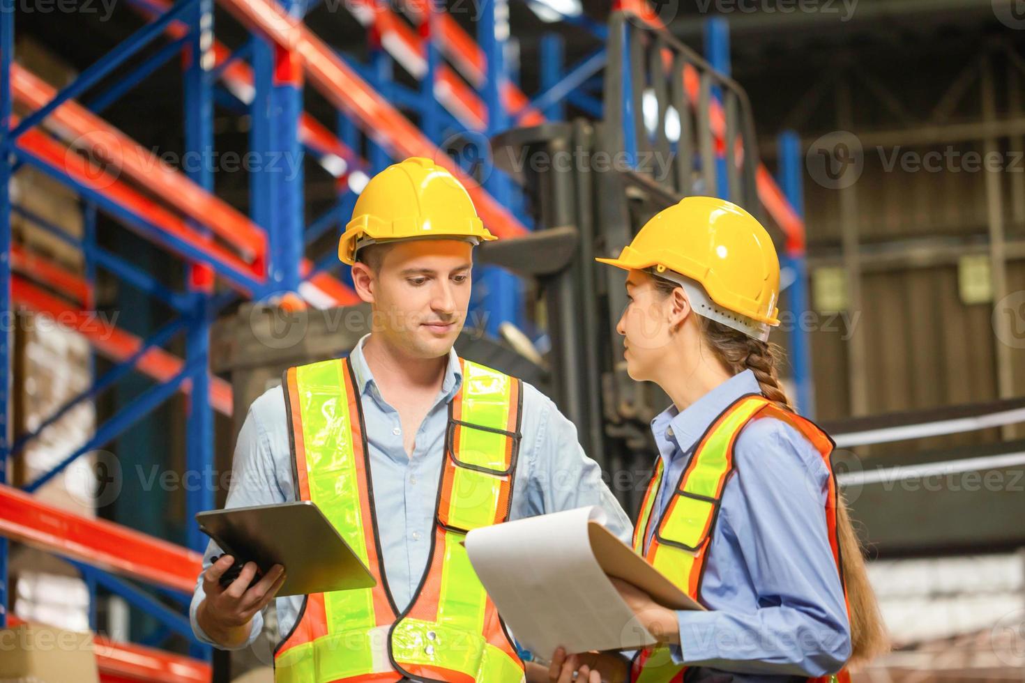 gerente y supervisor haciendo inventario en el almacén, capataz ...