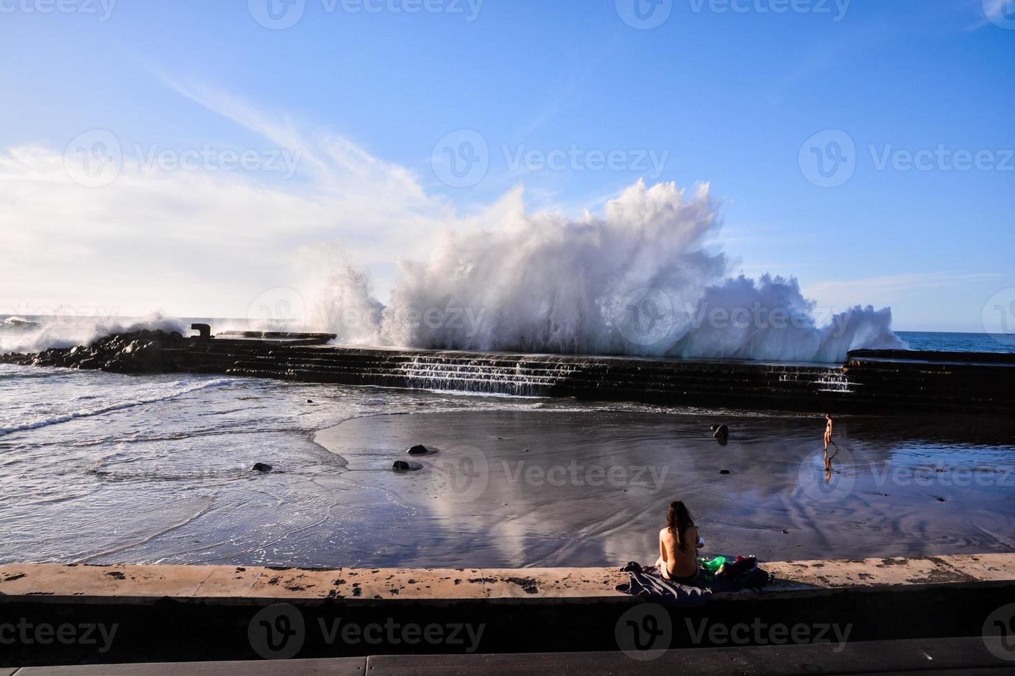 enormes olas del mar foto