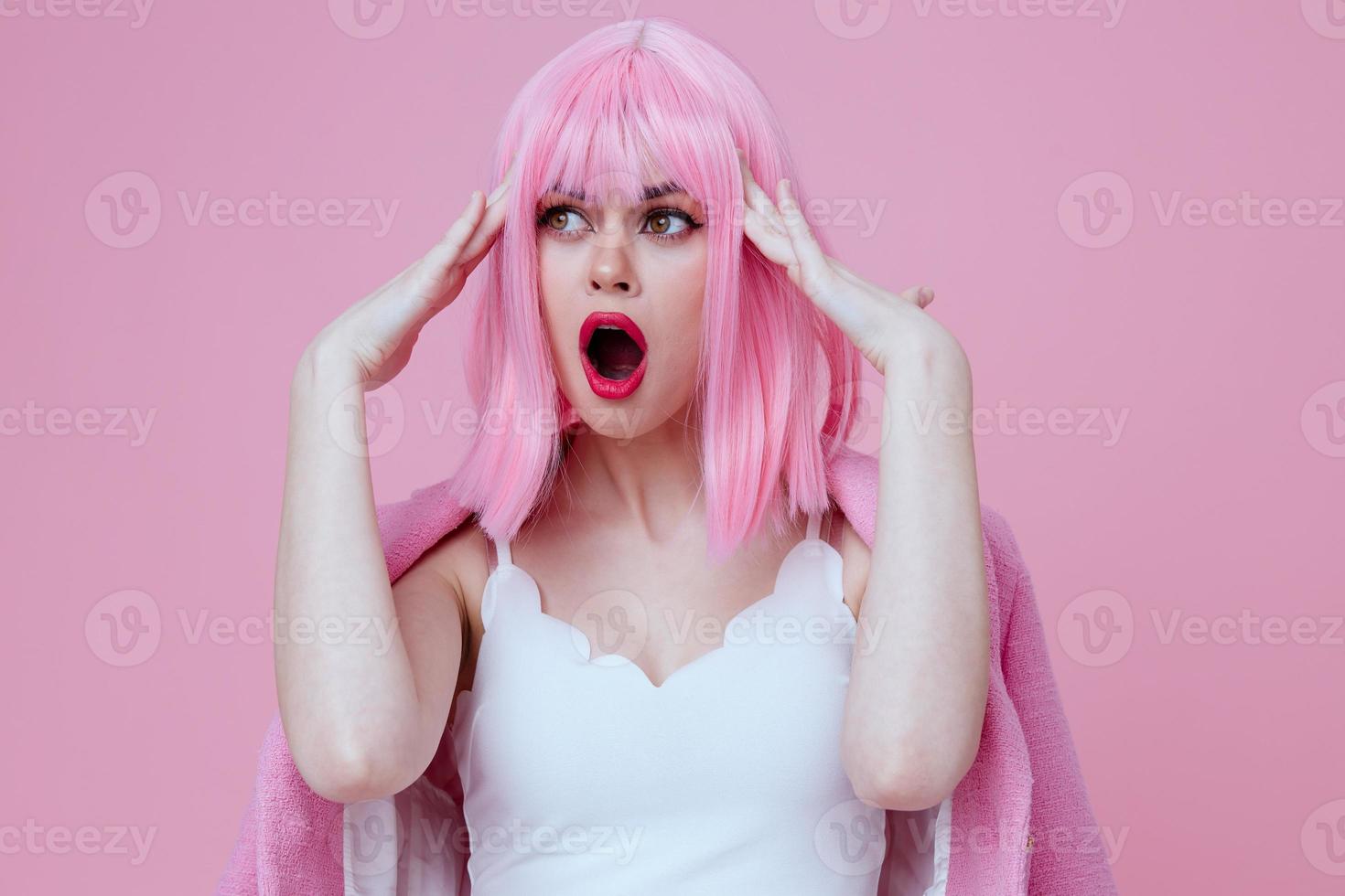 hermosa de moda niña brillante maquillaje rosado pelo glamour estudio modelo inalterado foto