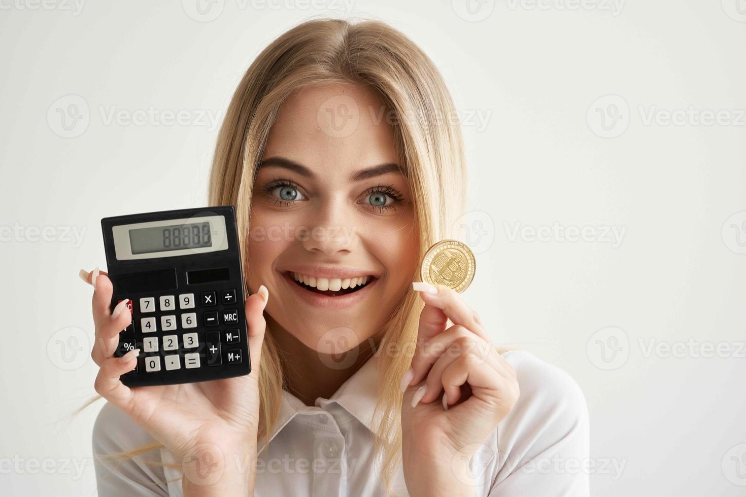 bonito mujer en un blanco camisa con un carpeta en mano minería tecnologías foto