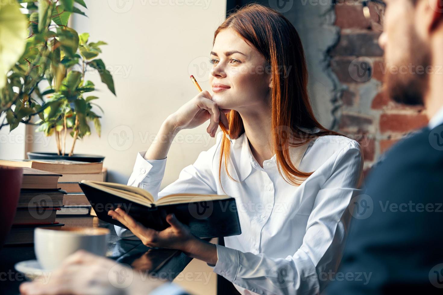 negocio hombre y mujer chateando en un café trabajo estilo de vida foto