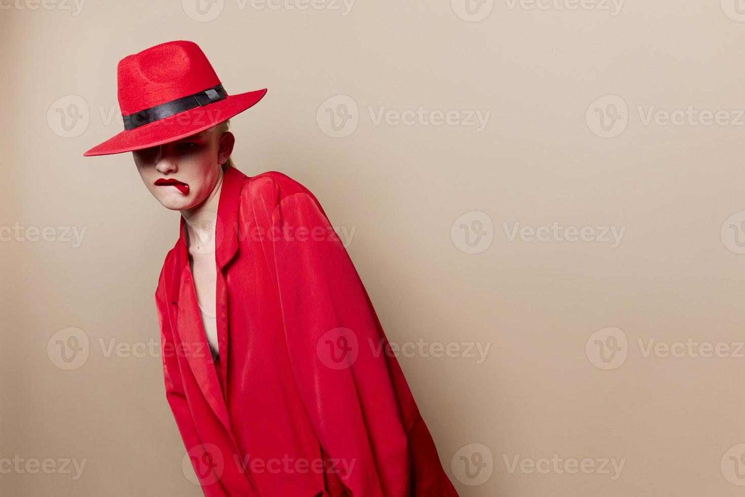 atractivo mujer rojo chaqueta y sombrero rojo labios Moda aislado antecedentes foto