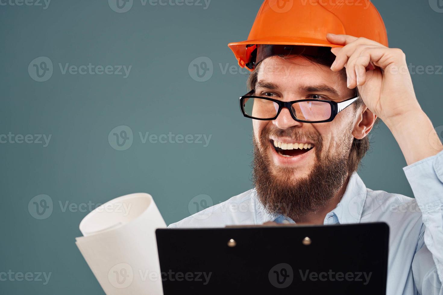 emocional trabajador en naranja pintar papeleo construcción estilo de vida divertido foto