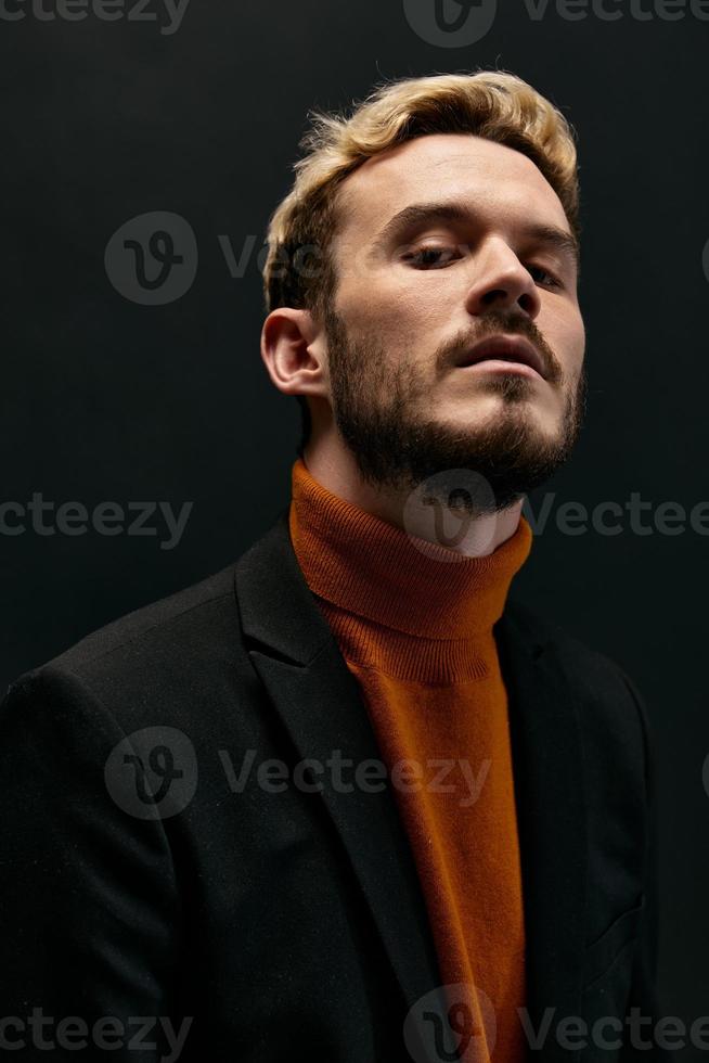 hombre con barba y peinado naranja suéter chaqueta modelo negro antecedentes foto