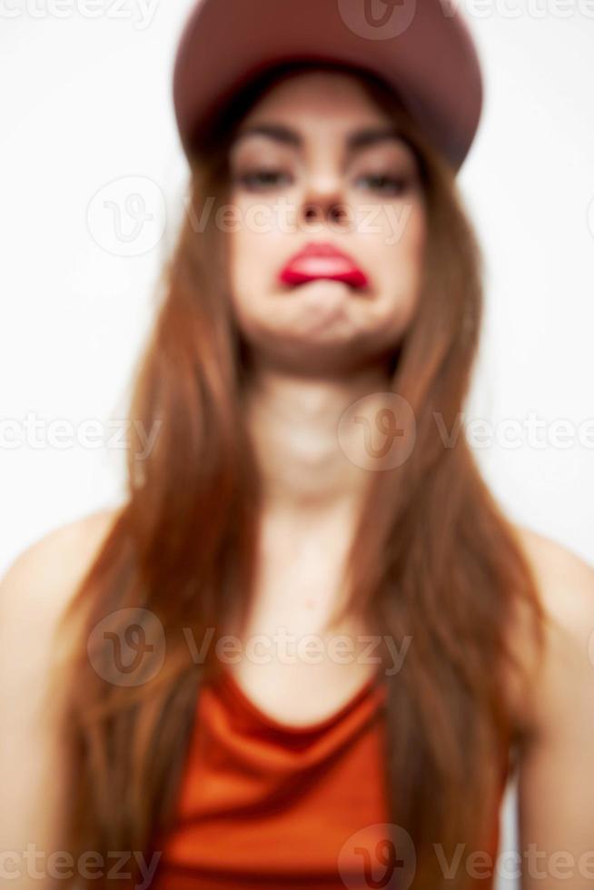 hermosa mujer en un gorra triste cara payasadas de moda ropa foto